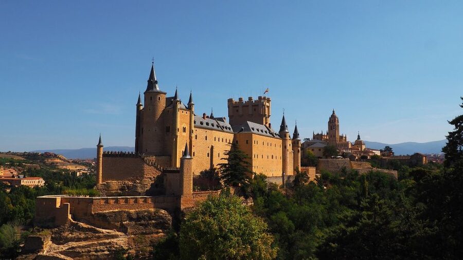 From Madrid: Ávila and Segovia Guided Day Trip - The bilingual format and group experience