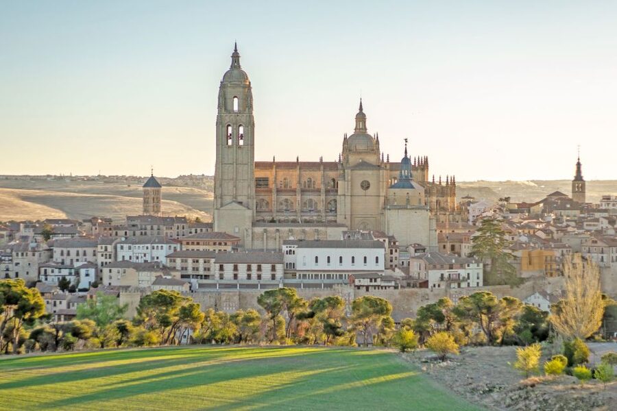 From Madrid: Segovia, Ávila, and Toledo Guided Tour - The guides make the schedule work