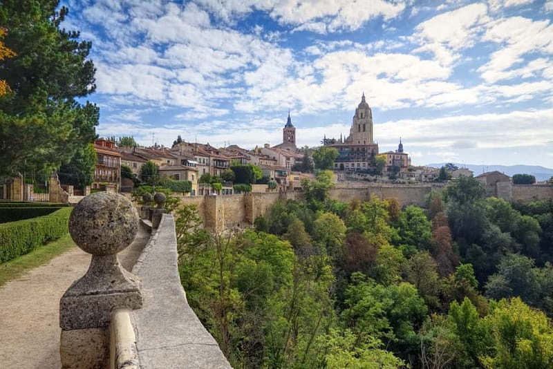 From Madrid: Segovia Guided Afternoon Tour - The bus ride from Madrid to Castilla y León