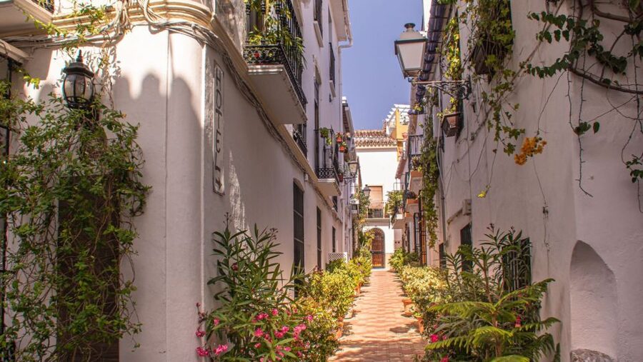 From Malaga or Costa del Sol: Mijas, Marbella & Puerto Banus - Three Costa del Sol settings in one day