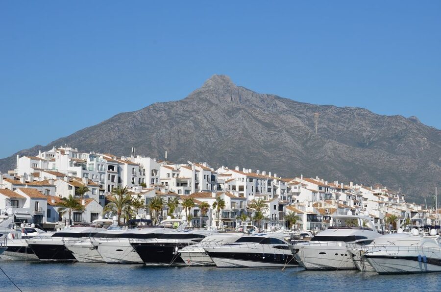 From Malaga or Costa del Sol: Mijas, Marbella & Puerto Banus - Marbella: 105 minutes in the old town