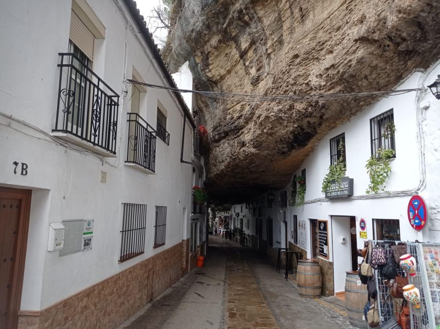 From Málaga: Ronda+Setenil de las Bodegas with Little Train - The day begins at Farmacia Sánchez Fernández