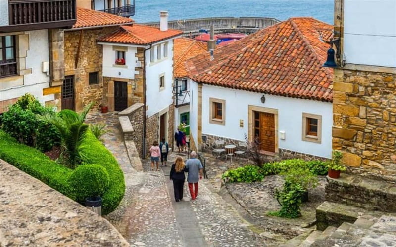 From Oviedo: Covadonga, Cangas de Onís, and Lastres Tour - The coast and Lastres from San Roque viewpoint