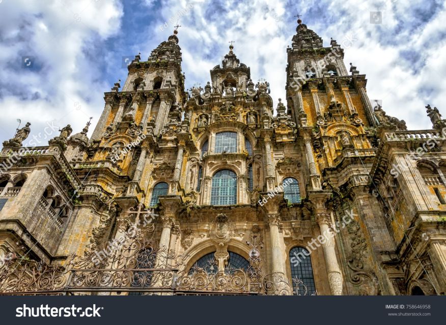 From Porto: Santiago de Compostela Full Day Tour - Walking the two walls of Valença Fortress