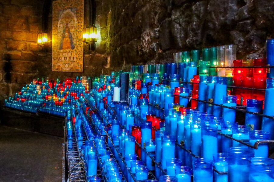 From Salou: Montserrat Monastery and Colonia Güell - Walking and accessibility