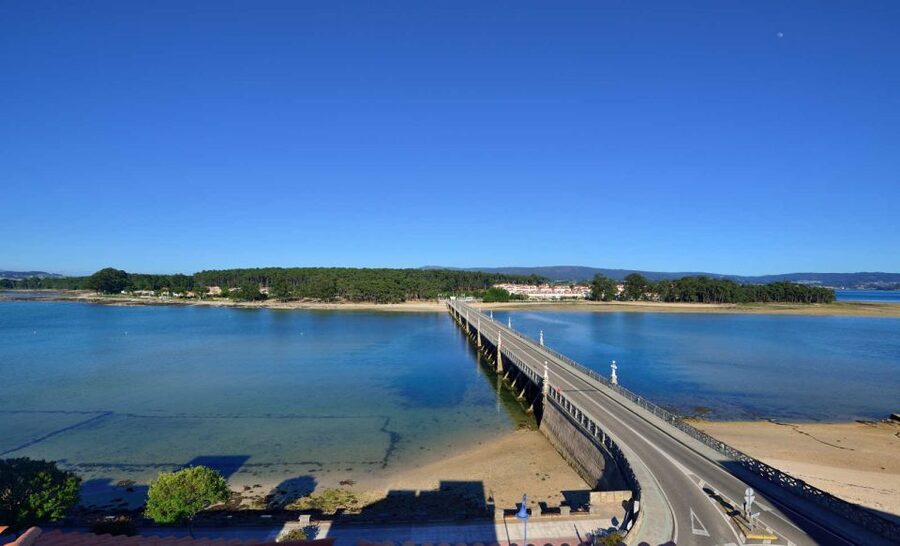 From Santiago: Tour to Rias Baixas with Boat Trip and Winery - How the schedule feels across 9.5 hours