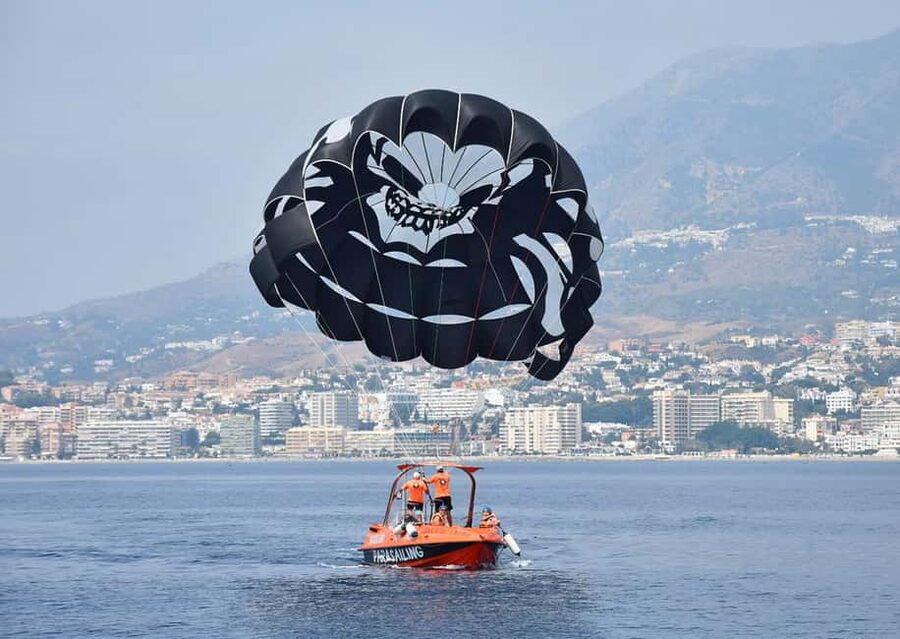 Fuengirola: Deluxe Parasailing Flight from Fuengirola Port - Meeting the crew at Fuengirola Port