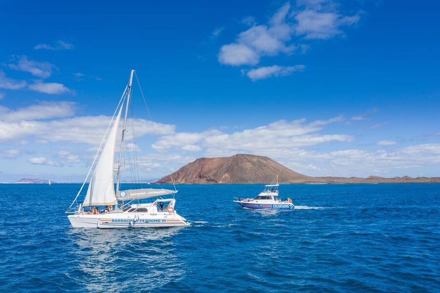 Fuerteventura : Catamaran excursion to Lobos Island - From Corralejo harbor to open water