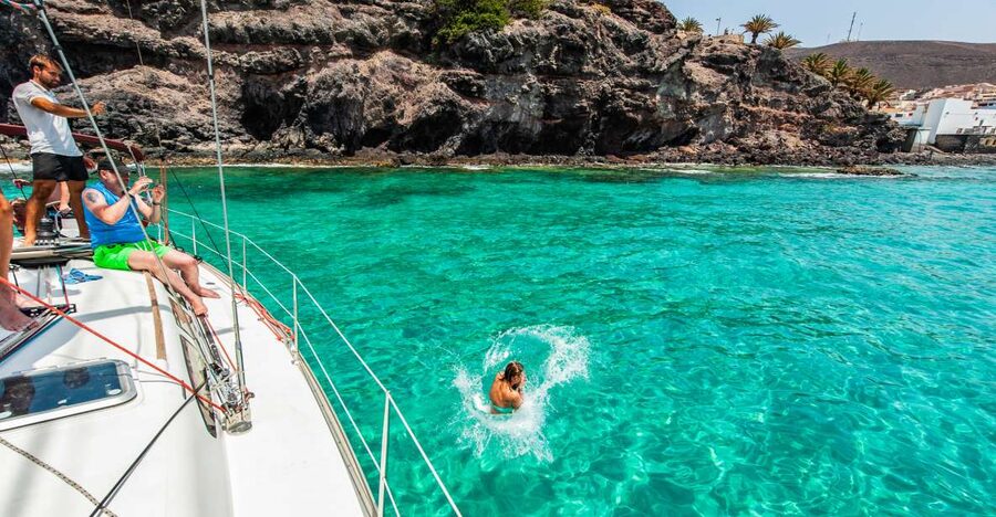 Fuerteventura: Sailing with Snorkeling and Dolphin Watching - Sailing south from Morro Jable with the engine off