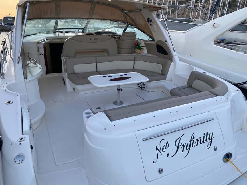 Gran Canaria: Shared yacht excursion with beverages, lunch and snorkeling - Starting from Puerto Rico with a welcome drink
