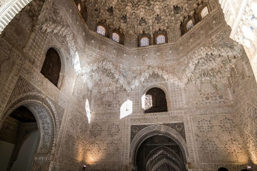 Granada: 3-Hour Alhambra and Generalife Gardens Guided Tour - The Nasrid Palaces and Court of the Lions