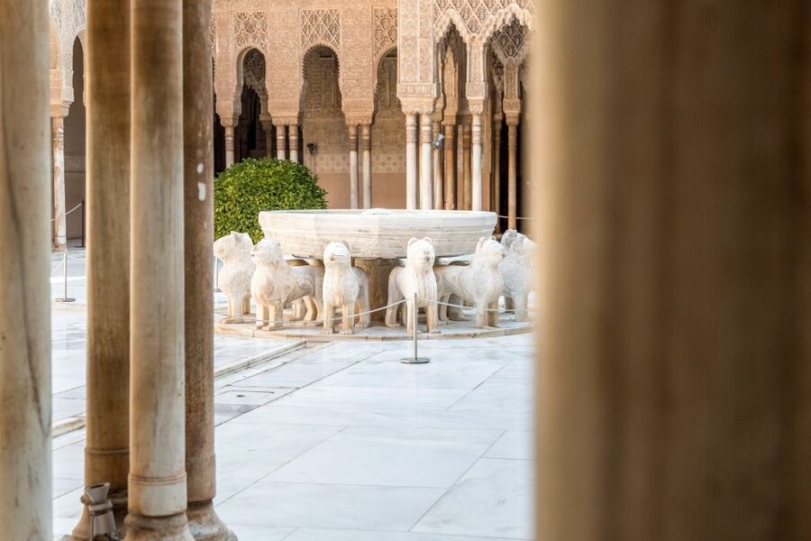 Granada: 3-Hour Alhambra and Generalife Gardens Guided Tour - Islamic art, inscriptions, and the Moorish past
