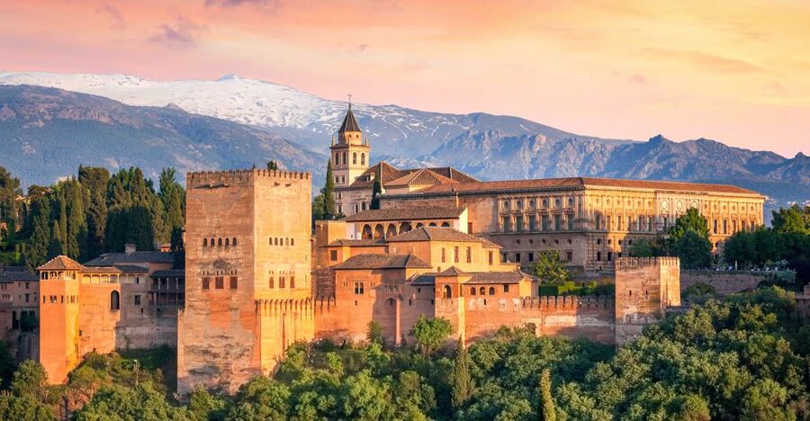Granada: 3-Hour Alhambra and Generalife Gardens Guided Tour - Finding the guide at the ticket office plaza