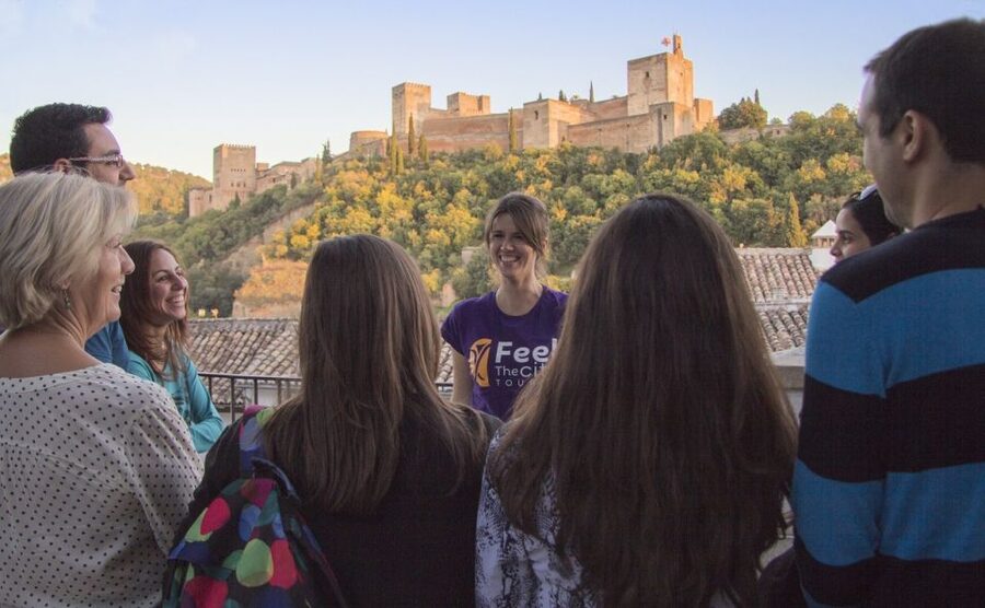 Granada: Albaicín and Sacromonte 2.5-Hour Walking Tour - Old gates, walls, and the Alcazaba
