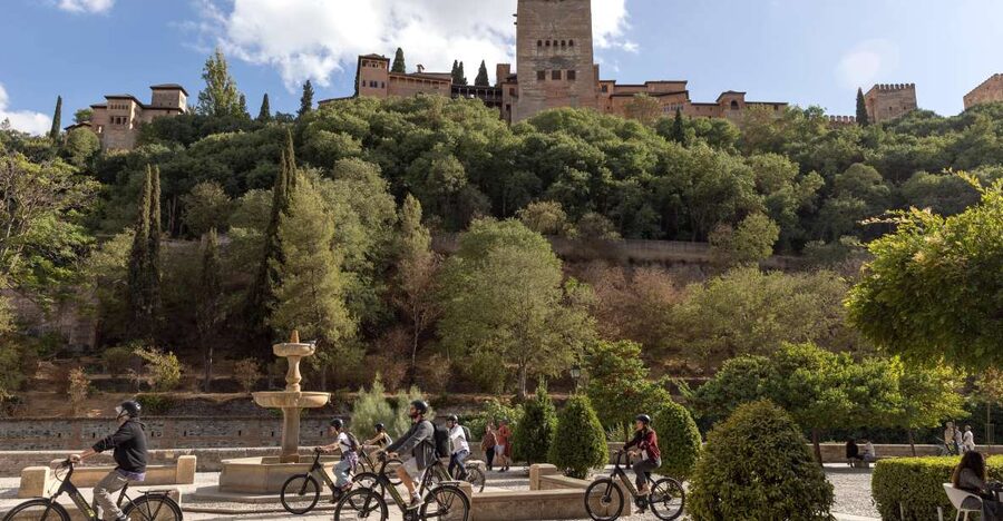 Granada: Albaicin and Sacromonte E-Bike Tour - Starting at Plaza Nueva and getting oriented