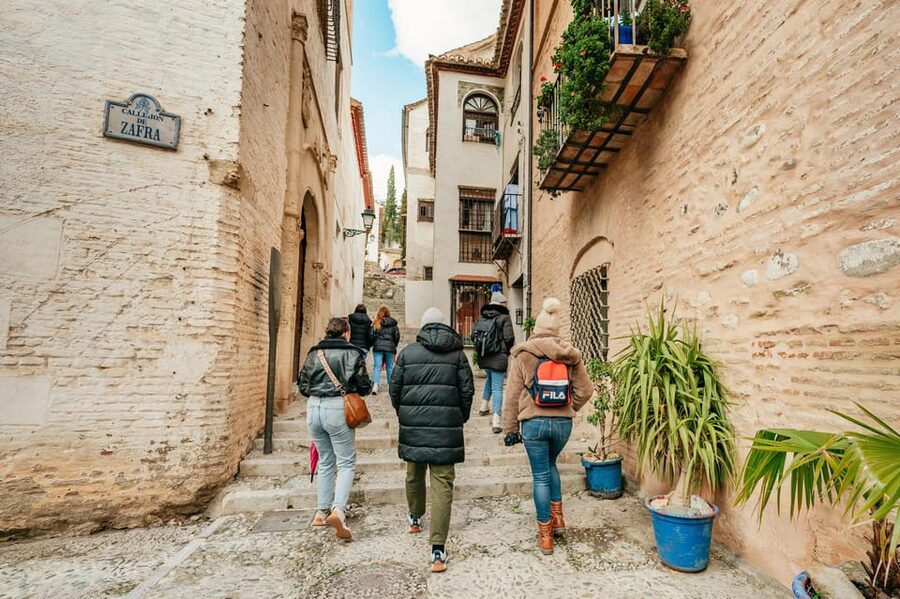 Granada: Albaicín and Sacromonte Guided Sunset Walking Tour - The Great Mosque and Granada’s changing identity