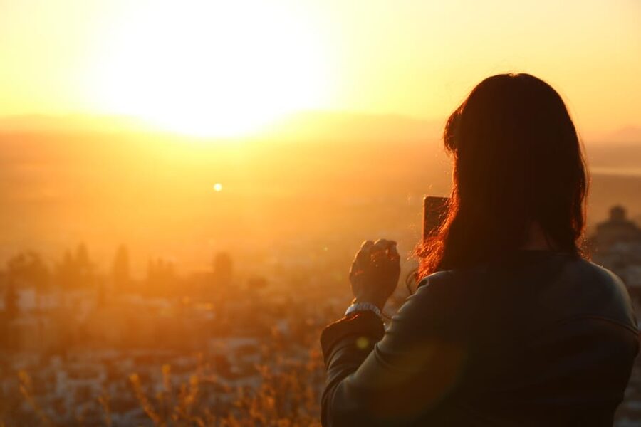 Granada: Albaicín and Sacromonte Guided Sunset Walking Tour - Sacromonte, cave homes, and flamenco traditions