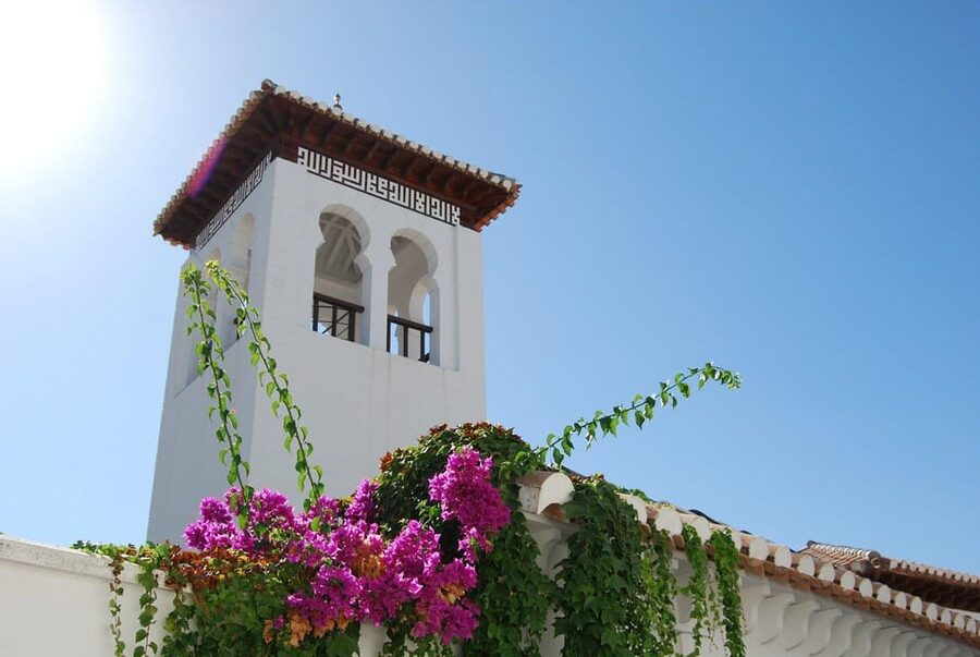 Granada: Albaicín and Sacromonte Guided Sunset Walking Tour - The guides and the quality of the storytelling