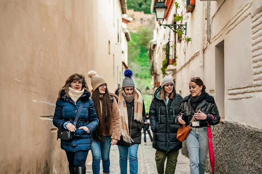 Granada: Albaicín and Sacromonte Guided Sunset Walking Tour - Is $17 good value in Granada?