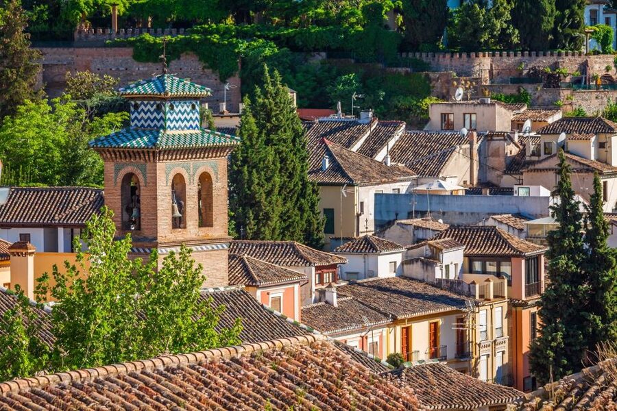 Granada: Albaicín and Sacromonte Walking Tour - Meeting Queen Isabella and Columbus in the city center