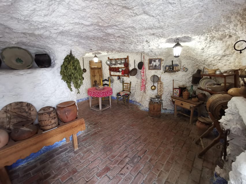 Granada: Albaicín, Sacromonte & Museum of Caves Walking Tour - What the $35 price really covers