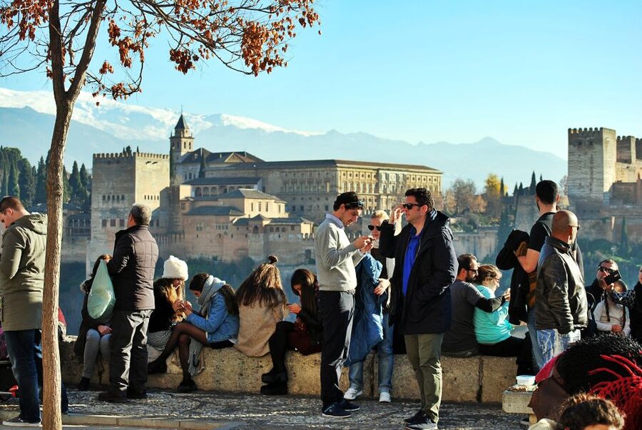 Granada: Albaicín, Sacromonte & Museum of Caves Walking Tour - Walking through the Albaicín