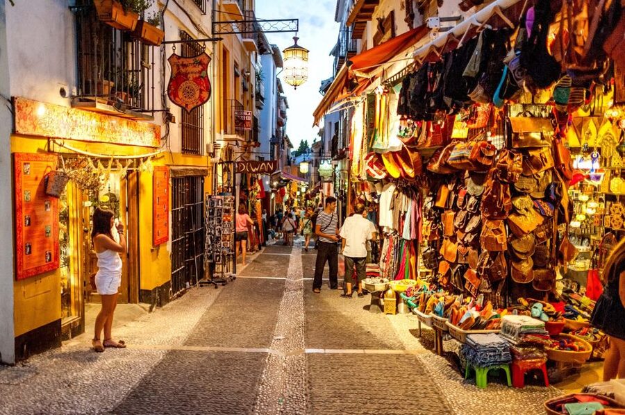 Granada: Albayzin and Sacromonte Walking Tour - Key points at a glance