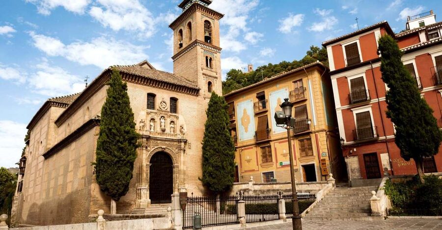 Granada: Albayzin and Sacromonte Walking Tour - Entering the Albayzín’s narrow Islamic streets
