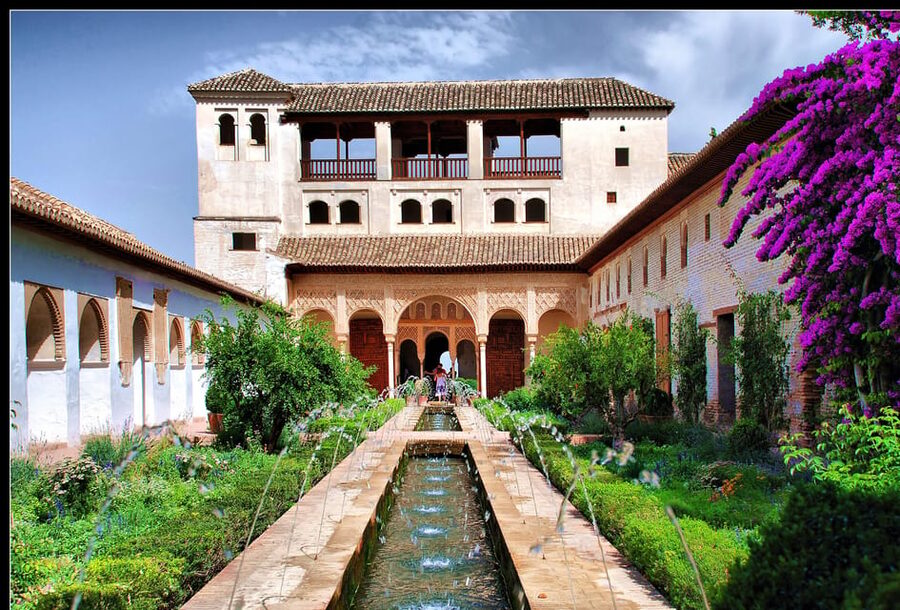 Granada: Alhambra and Generalife Garden Ticket & Guided Tour - Palace of Carlos V: 15 minutes of sharp contrast