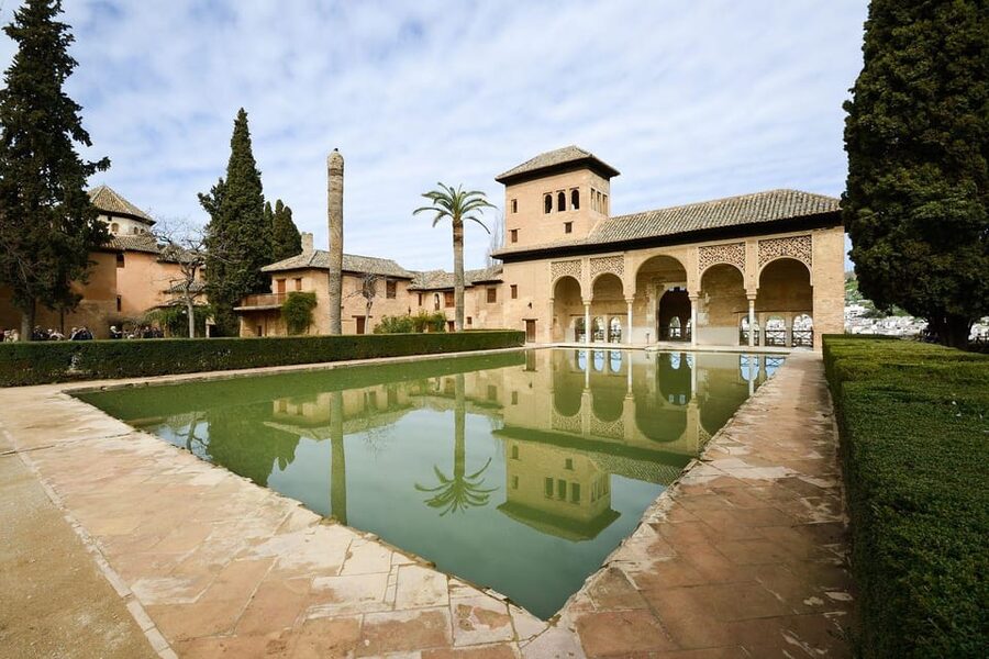 Granada: Alhambra and Generalife Garden Ticket & Guided Tour - Alcazaba: fortress walls and 15 minutes to explore