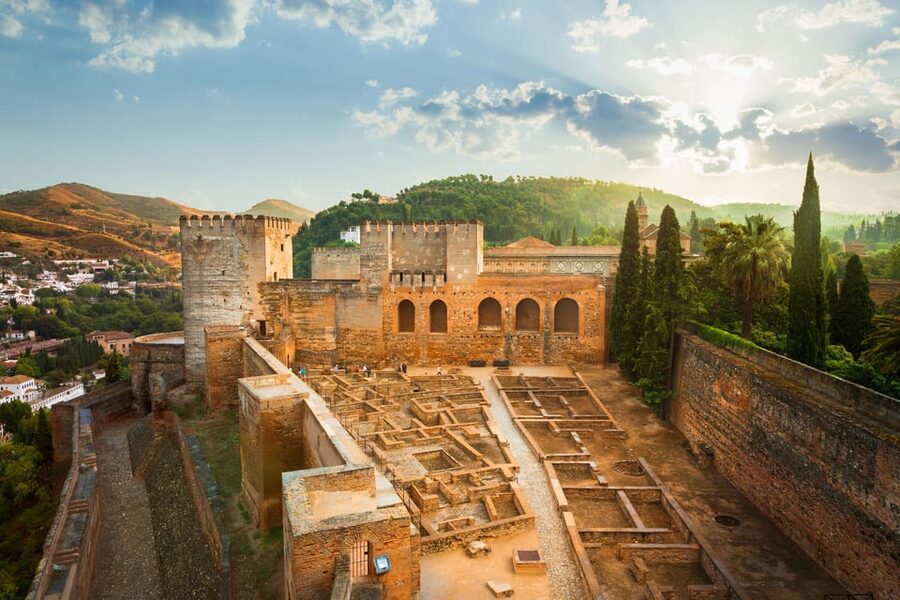 Granada: Alhambra and Generalife Garden Ticket & Guided Tour - Small details that make the visit more memorable