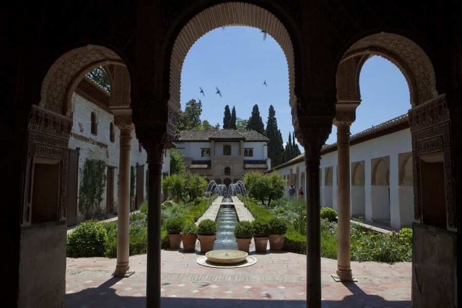 Granada Alhambra and Generalife Gardens Experience Tour - Timing, crowds, and the real length of the visit