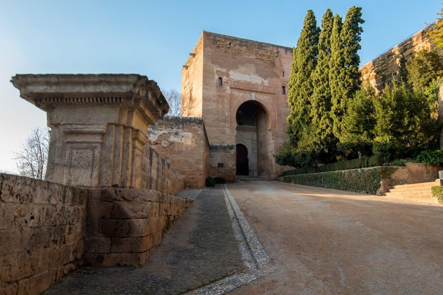 Granada Alhambra and Generalife Gardens Experience Tour - Practical comfort and language tips