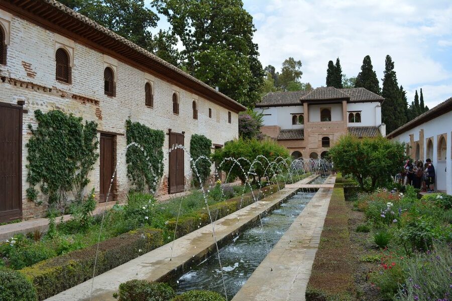 Granada: Alhambra and Generalife Gardens Guided Tour - Key points to know before booking