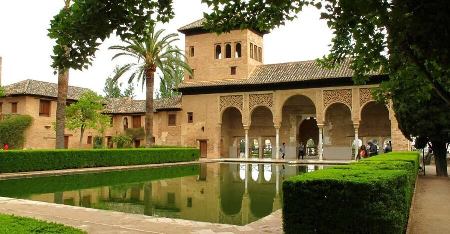 Granada: Alhambra and Generalife Gardens Guided Tour - Paseo de los Cipreses and the first garden views