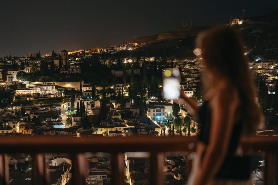 Granada: Alhambra and Nasrid Palaces Guided Tour at Night - Key points before you book