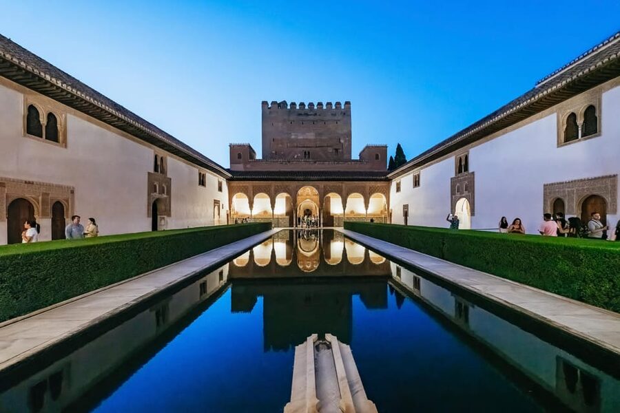 Granada: Alhambra and Nasrid Palaces Guided Tour at Night - Why the Alhambra works so well at night