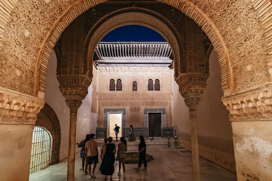 Granada: Alhambra and Nasrid Palaces Guided Tour at Night - What makes the guide important