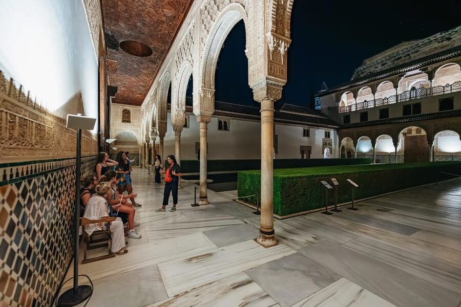 Granada: Alhambra and Nasrid Palaces Guided Tour at Night - Practical details that can save your evening
