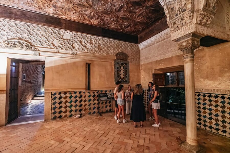 Granada: Alhambra and Nasrid Palaces Guided Tour at Night - Meeting your guide by the Alhambra wall