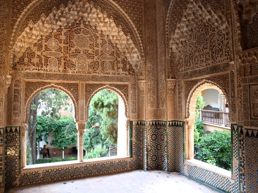 Granada: Alhambra Complex Guided Tour with Ticket - The Nasrid Palaces and Their Decorative Power