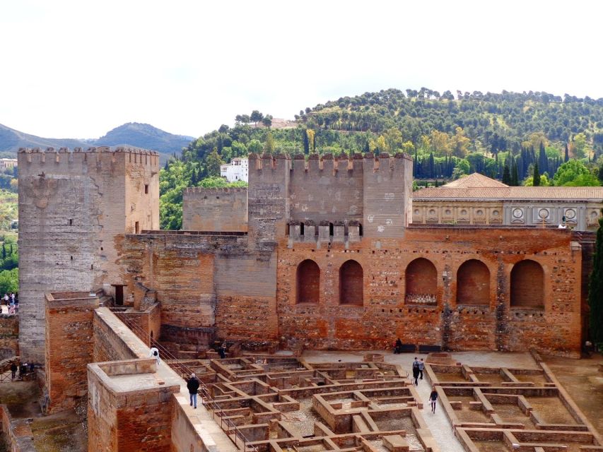 Granada: Alhambra Complex Guided Tour with Ticket - Language, Group Feel, and Guide Quality