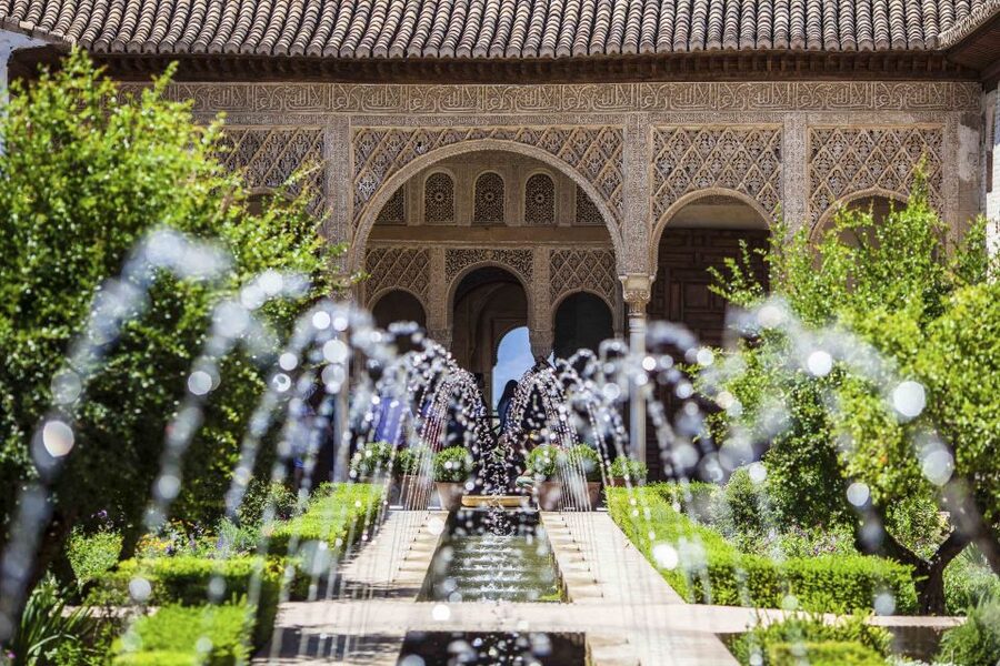 Granada: Alhambra Fast-Track Guided Tour - Why a guide helps at the Alhambra