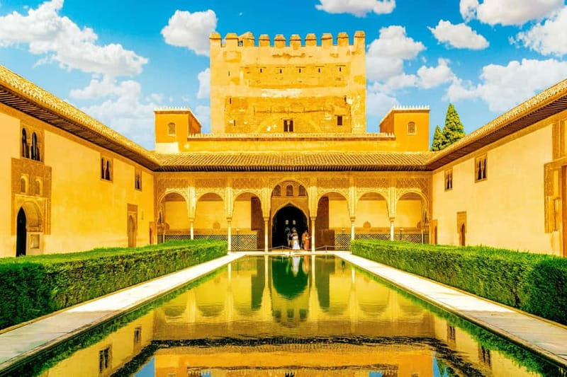 Granada: Alhambra, Generalife & Nasrid Palaces Guided Tour - Why a guide makes the Alhambra easier to appreciate