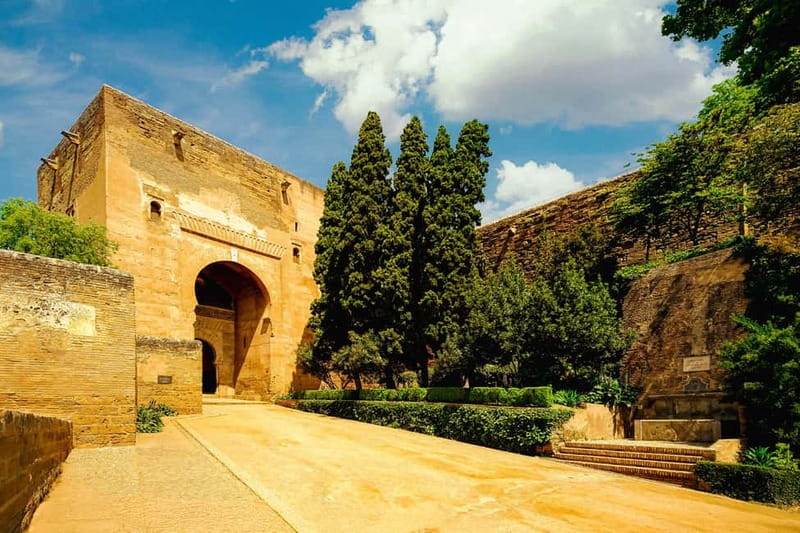 Granada: Alhambra, Generalife & Nasrid Palaces Guided Tour - Puerta del Vino and the route into the old complex