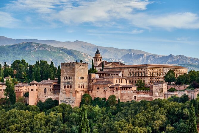 Granada: Alhambra Guided Tour including Nasrid Palaces - Generalife Gardens: fountains, flowers, and open views