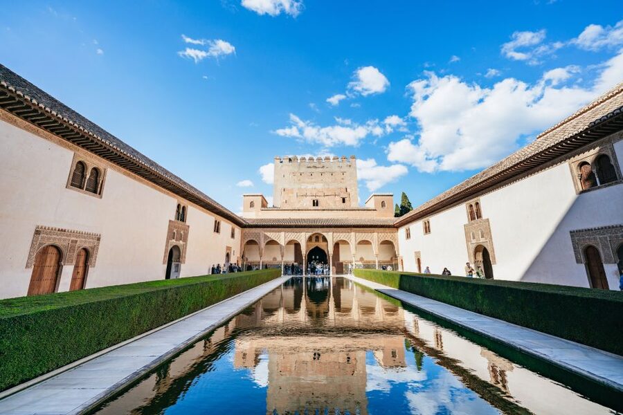 Granada: Alhambra Guided Tour with Nasrid Palaces & Gardens - Key points before you book