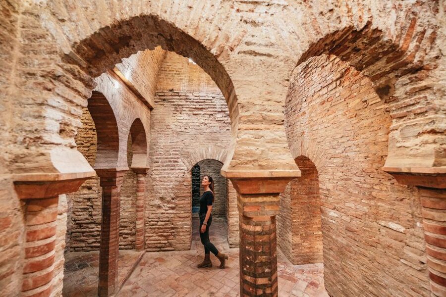 Granada: Alhambra Guided Tour with Nasrid Palaces & Gardens - Seasonal times and booking cautions