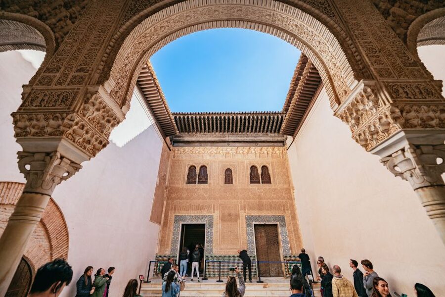 Granada: Alhambra Guided Tour with Nasrid Palaces & Gardens - The Nasrid Palaces and their fine decoration