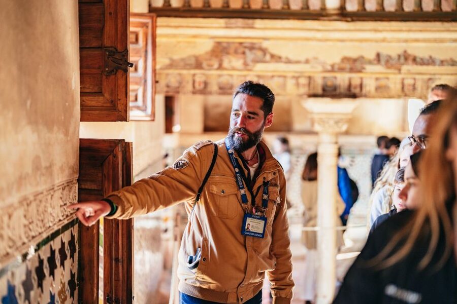 Granada: Alhambra Guided Tour with Nasrid Palaces & Gardens - Generalife Gardens as the final pause
